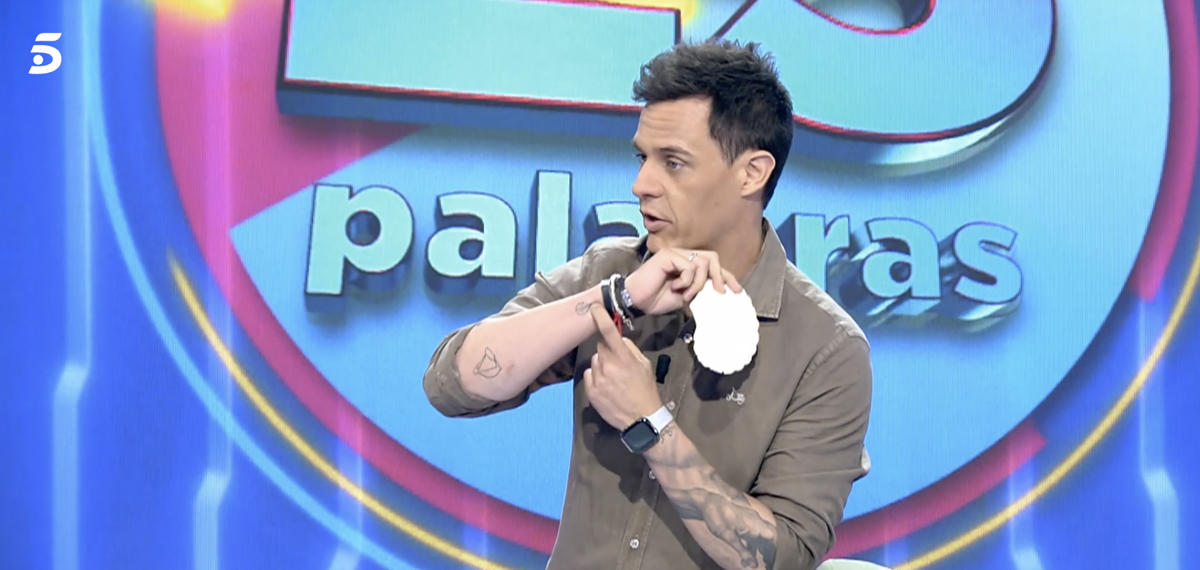 Christian Gálvez muestra su tatuaje