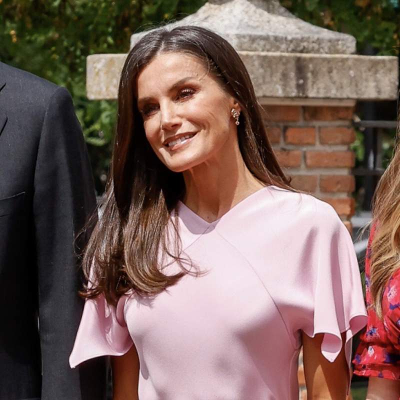 La reina Letizia, con pantalón blanco y alpargatas, deja todo el protagonismo a su hija Sofía en el día de su confirmación 