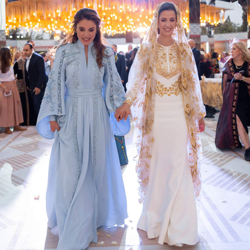 Rania de Jordania y Rajwa: el duelo de estilo más esperado en la gran boda real del año