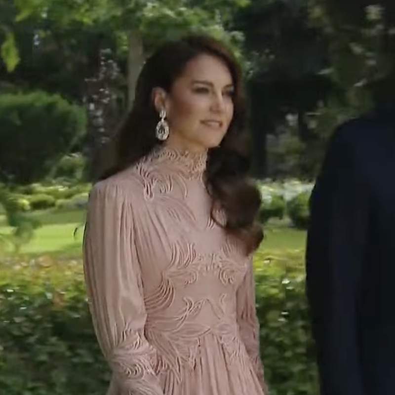 Kate Middleton eclipsa con su romántico vestido rosa e impresionantes bordados en la boda de Hussein de Jordania