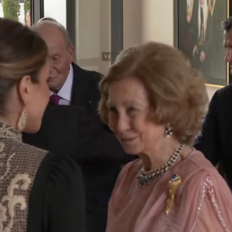 Don Juan Carlos y doña Sofía reaparecen juntos (aunque distanciados) en la boda de Hussein de Jordania