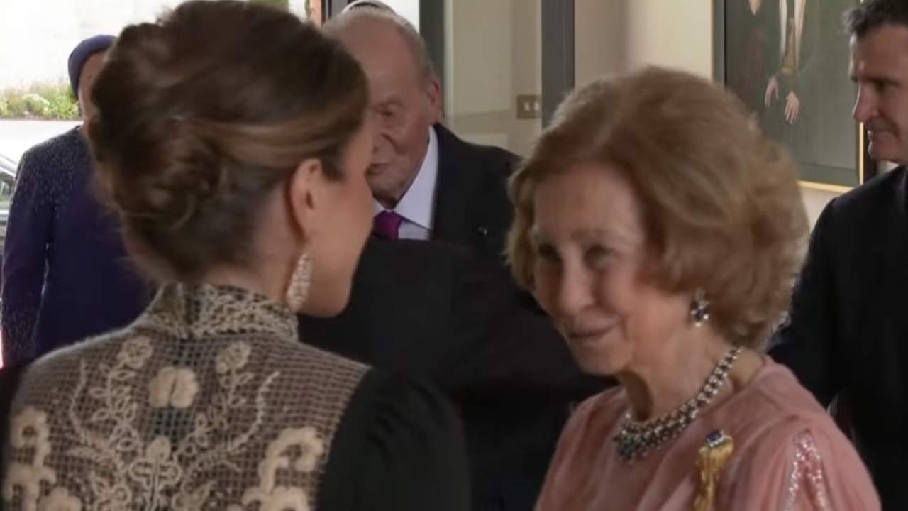 Don Juan Carlos y doña Sofía reaparecen juntos (aunque distanciados) en la boda de Hussein de Jordania