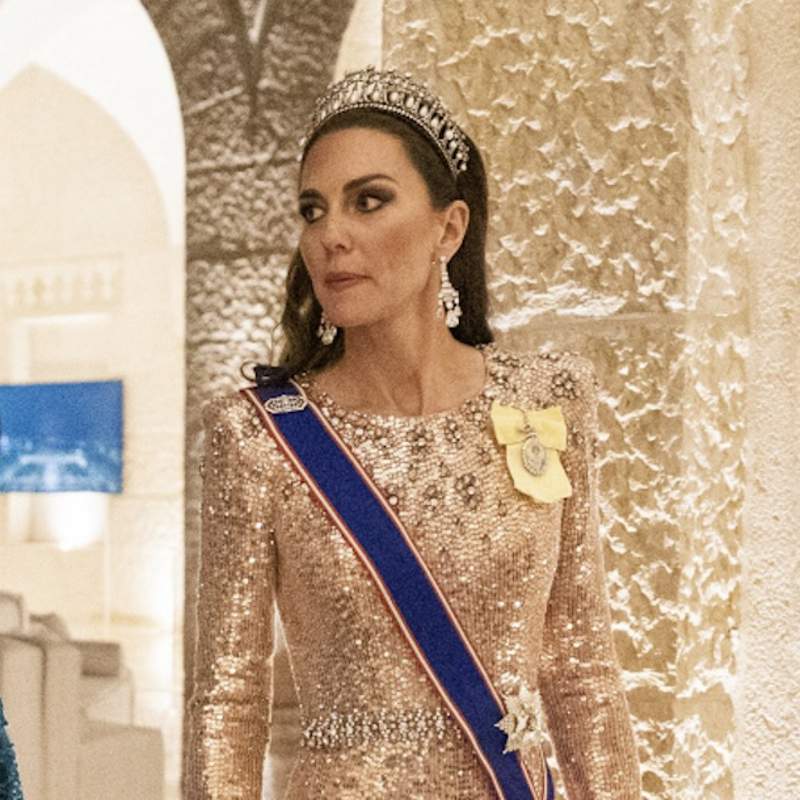 Kate Middleton arrasa en Jordania con un imponente vestido joya rosa y tiara de perlas y diamantes