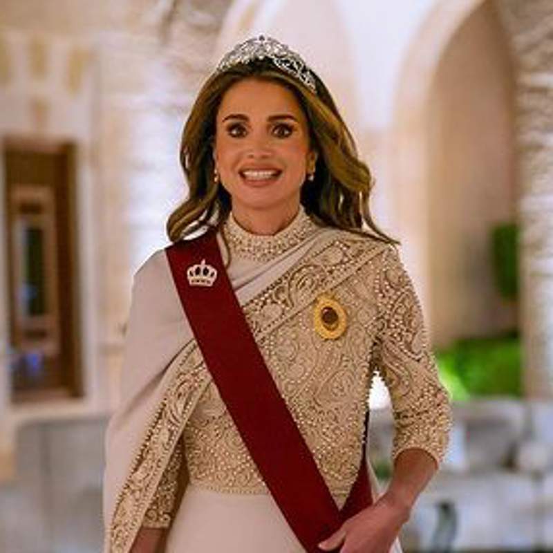 Rania de Jordania, espectacular con un vestido capa y pedrería en la cena de gala por la boda de su hijo