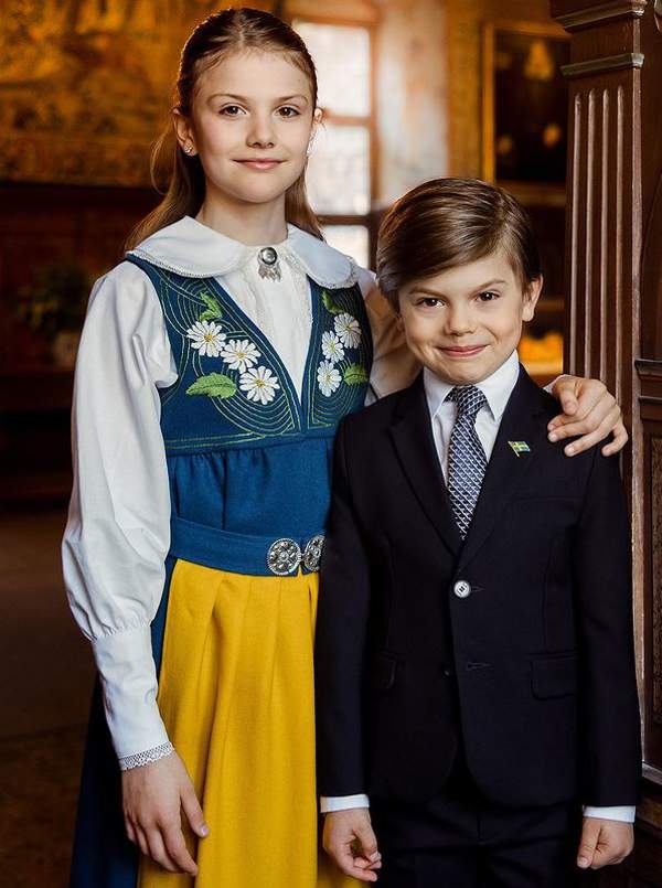 Estelle y Oscar, protagonistas absolutos del Día Nacional de Suecia, ante la mirada orgullosa de su madre