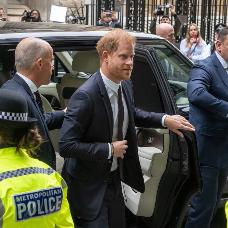 El príncipe Harry aterriza de nuevo en Londres para declarar en el juicio contra la prensa británica