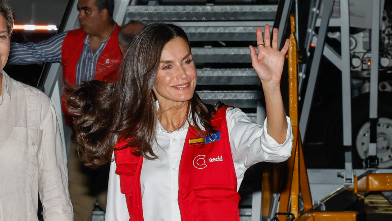 La reina Letizia, con su chaleco rojo de cooperante, aterriza en Colombia para mostrar su lado más solidario