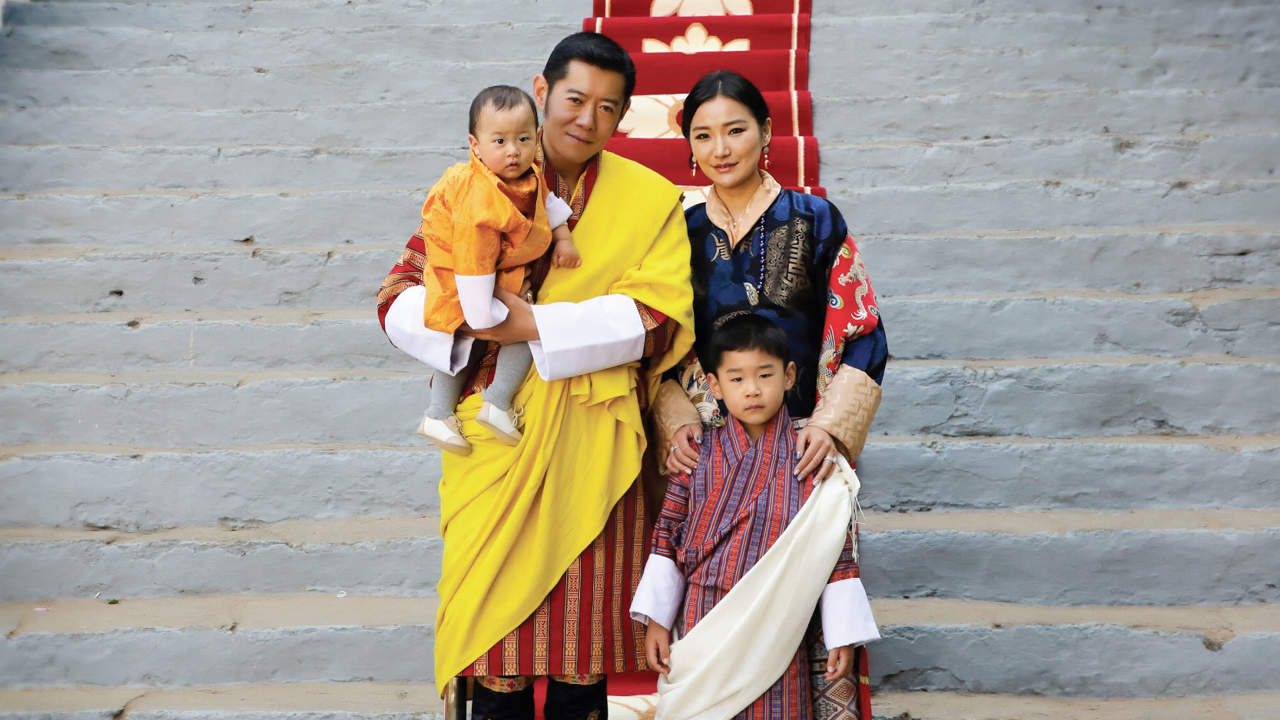 El rey Jigme Khesar de Bután, Jetsun Pema y sus dos hijos