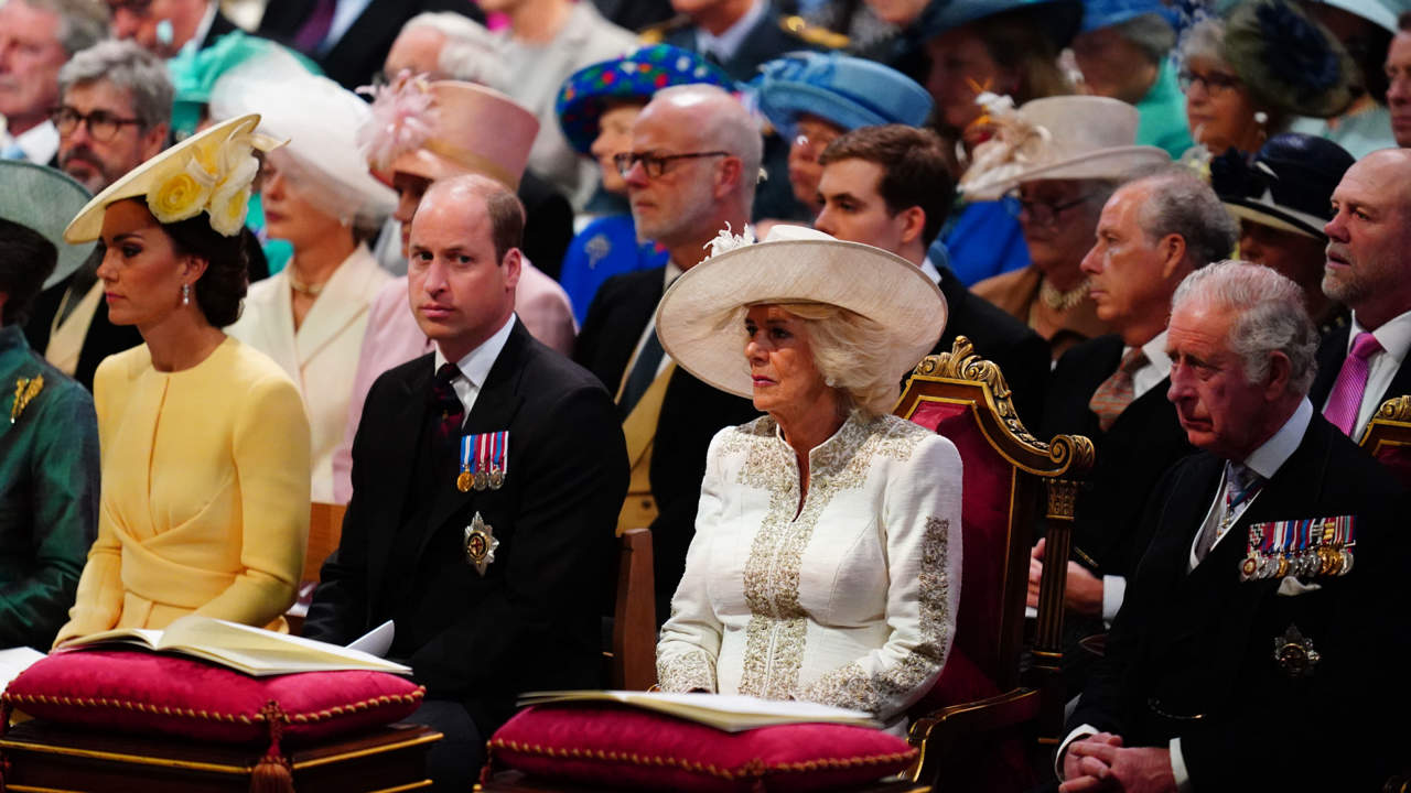 El rey Carlos III junto a Camilla y los príncipes de Gales