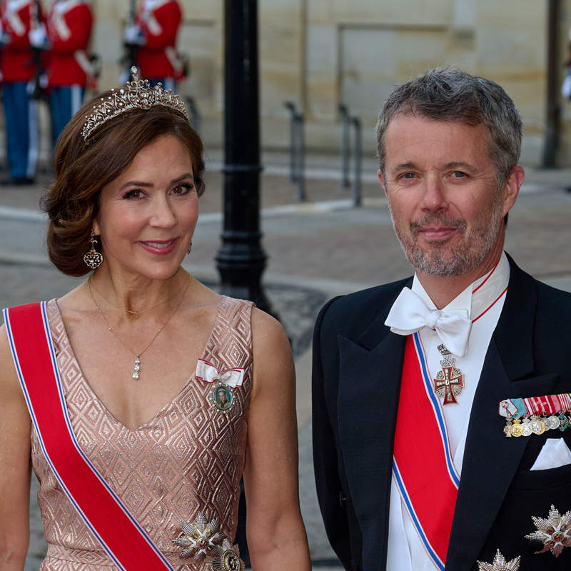 Mary de Dinamarca repite vestido en la cena de gala con los reyes de Noruega