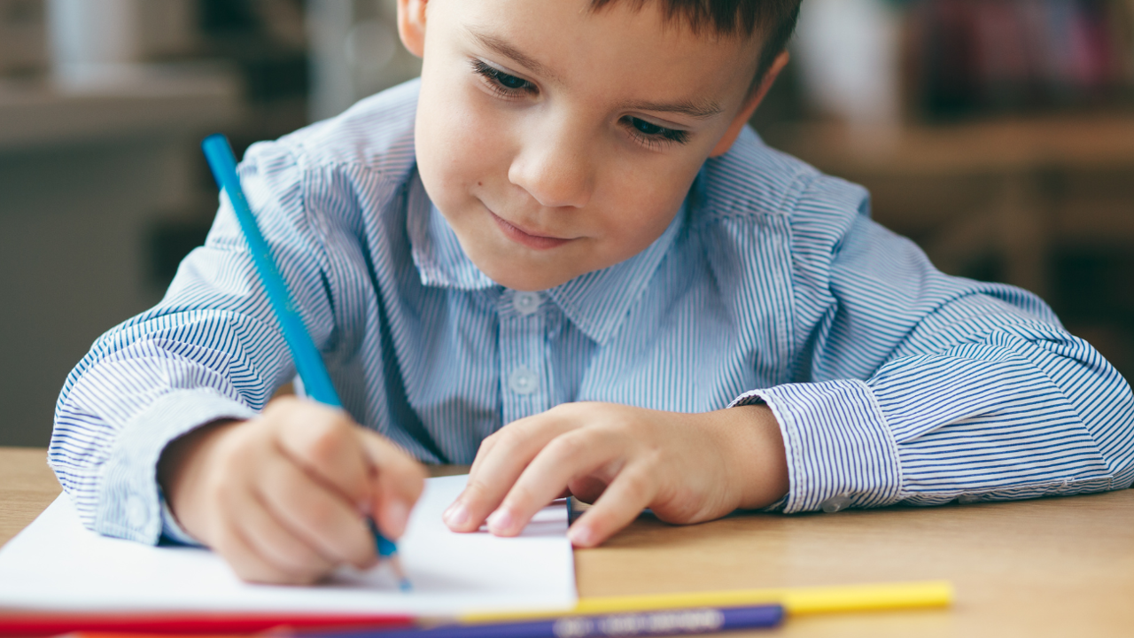 Un profesor manda escribir cinco nombres de colores y la respuesta de un niño le deja sin palabras