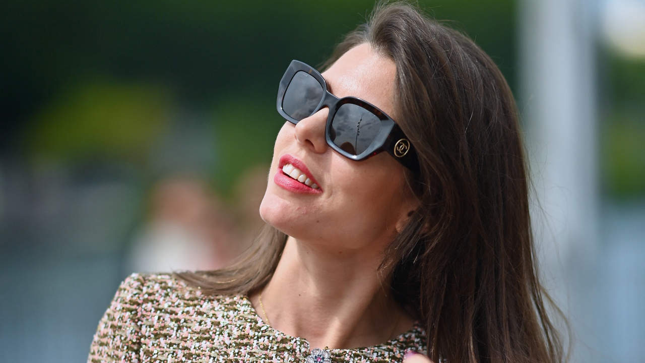 Carlota Casiraghi, en minifalda, causa sensación en el 'front row' de Chanel en París