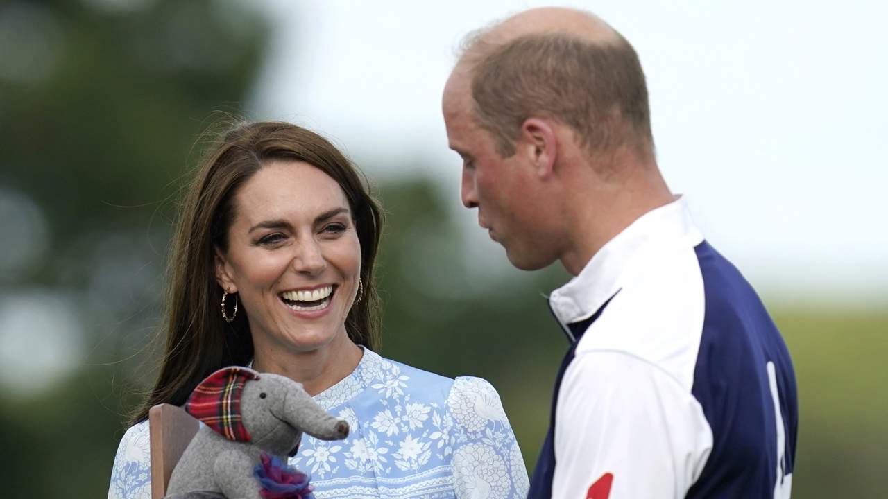 Entre risas y con una enorme expectación: Así ha sido el comentadísimo (y casto) beso de Kate Middleton y Guillermo en el polo 