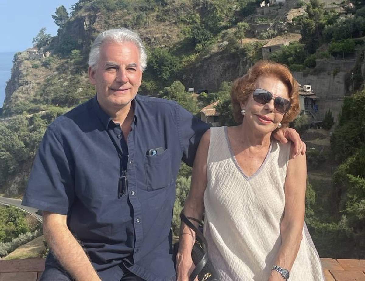 Álvaro Vargas Llosa y su madre