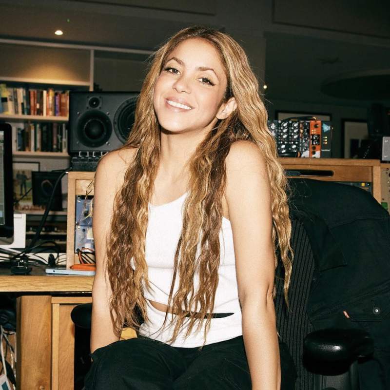 Shakira arrasa con las Converse con maxi plataforma que suman altura a los looks con pantalones anchos
