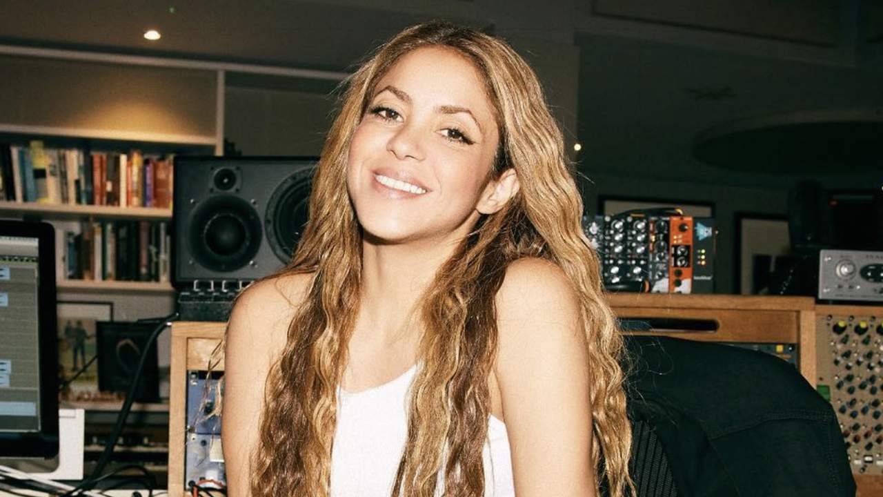 Shakira arrasa con las Converse con maxi plataforma que suman altura a los looks con pantalones anchos
