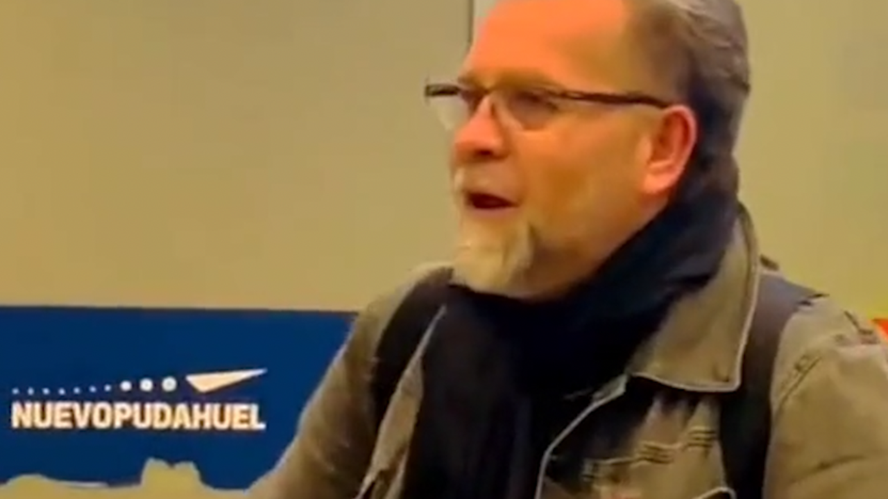 El vídeo viral del emocionante (y surrealista) reencuentro de un padre con sus hijos en el aeropuerto 