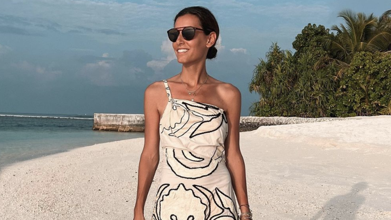 Ana Boyer triunfa con este vestido blanco y manguitas tendencia de estilo ibicenco 