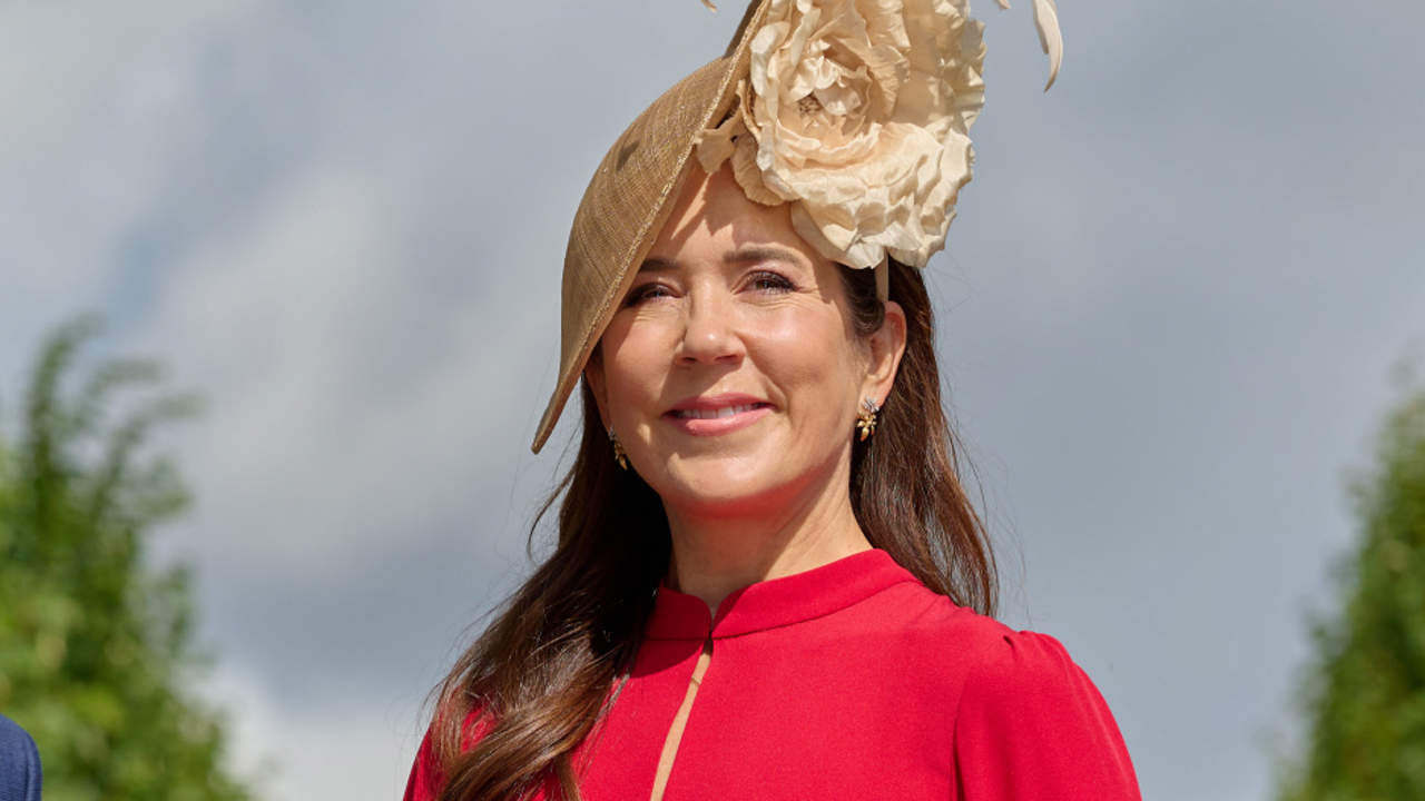 Mary de Dinamarca se adelanta a Letizia y Kate Middleton: Deslumbra en rojo en su vuelta al trabajo 