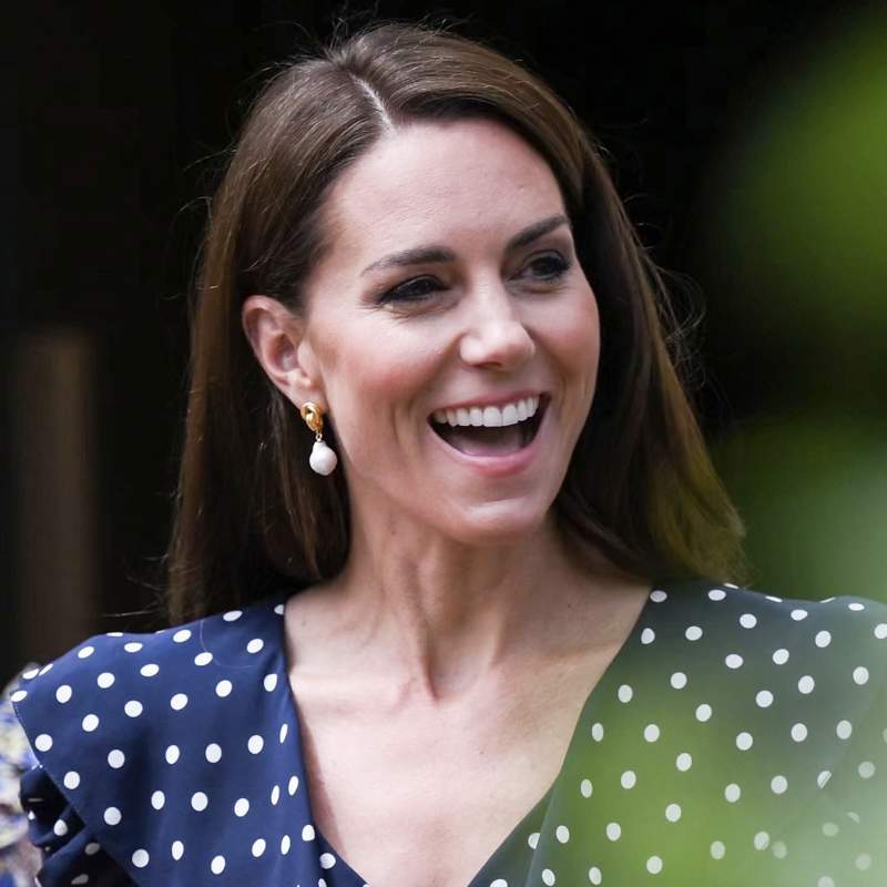 Top de escote bañera y zapatillas: Kate Middleton arrasa con el look festivalero más sofisticado