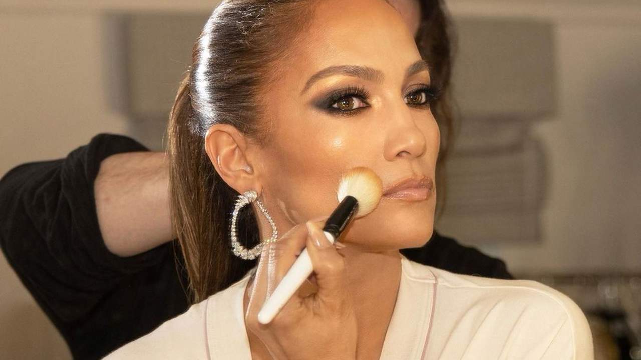 Jennifer Lopez aplicándose base de maquillaje