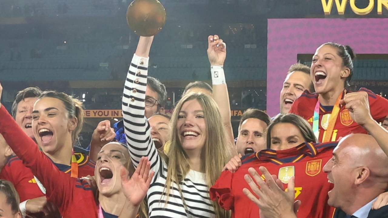 La espontaneidad de la infanta Sofía con las jugadoras de la selección Española tras ganar el Mundial