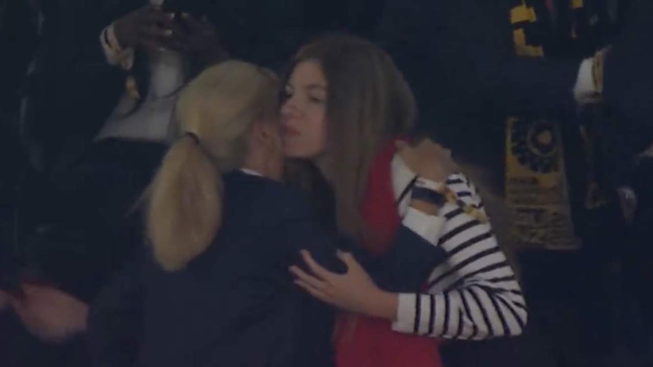 La reina Letizia y la infanta Sofía, eufóricas, celebran entre abrazos la victoria de España en el Mundial
