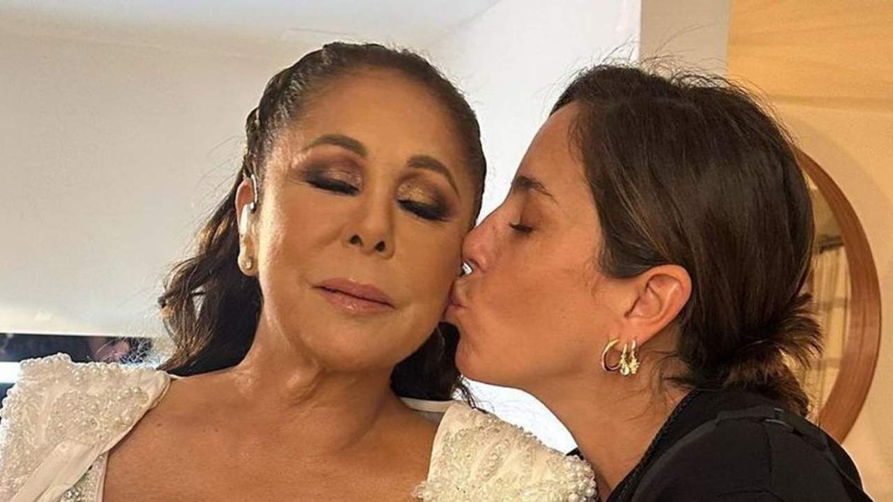 El abrazo entre lágrimas de Isabel Pantoja con su sobrina Anabel tras su noche más emocionante en Canarias