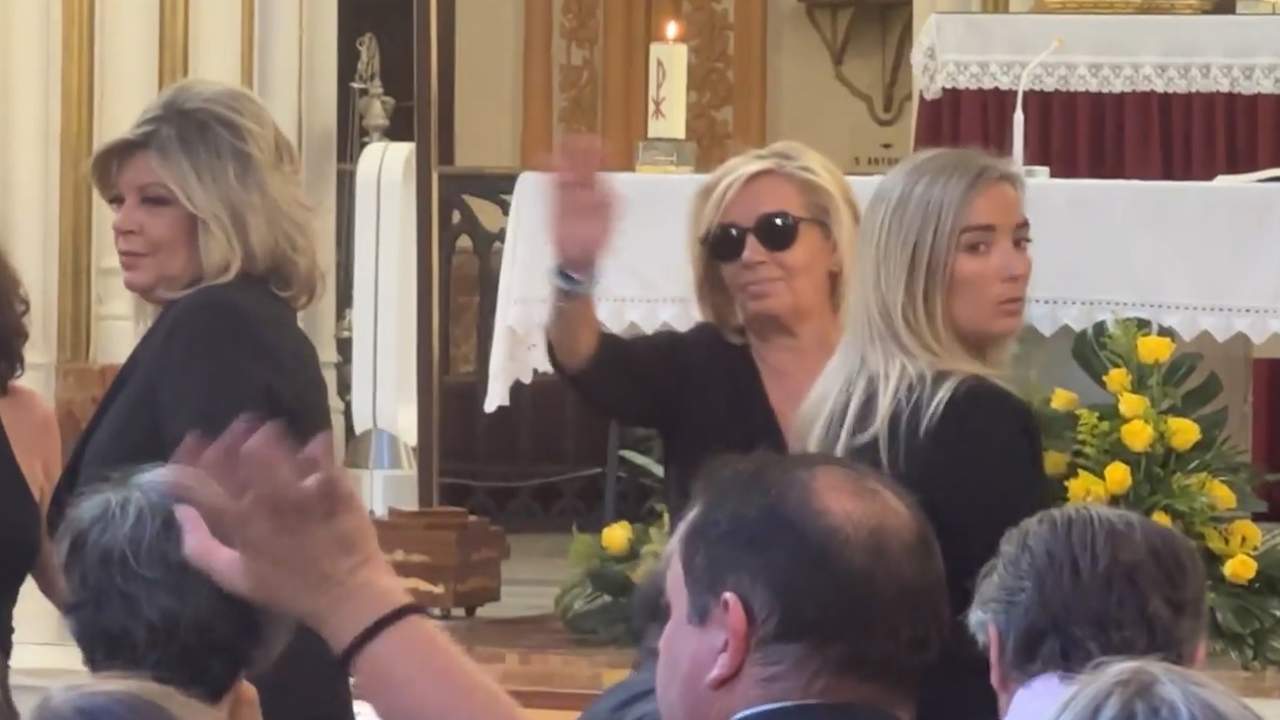 Terelu Campos y Carmen Borrego llegan a la iglesia para el funeral de María Teresa Campos