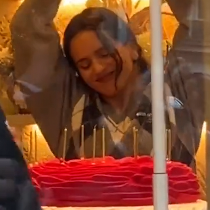 El vídeo viral de Rosalía repartiendo pastel a sus fans en París para celebrar su cumpleaños