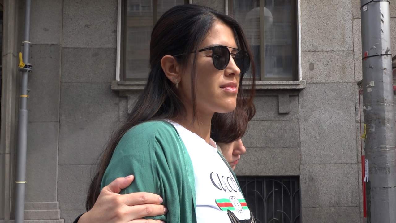 Gabriela Guillén, con gesto serio, acude al hospital en su sexto mes de embarazo
