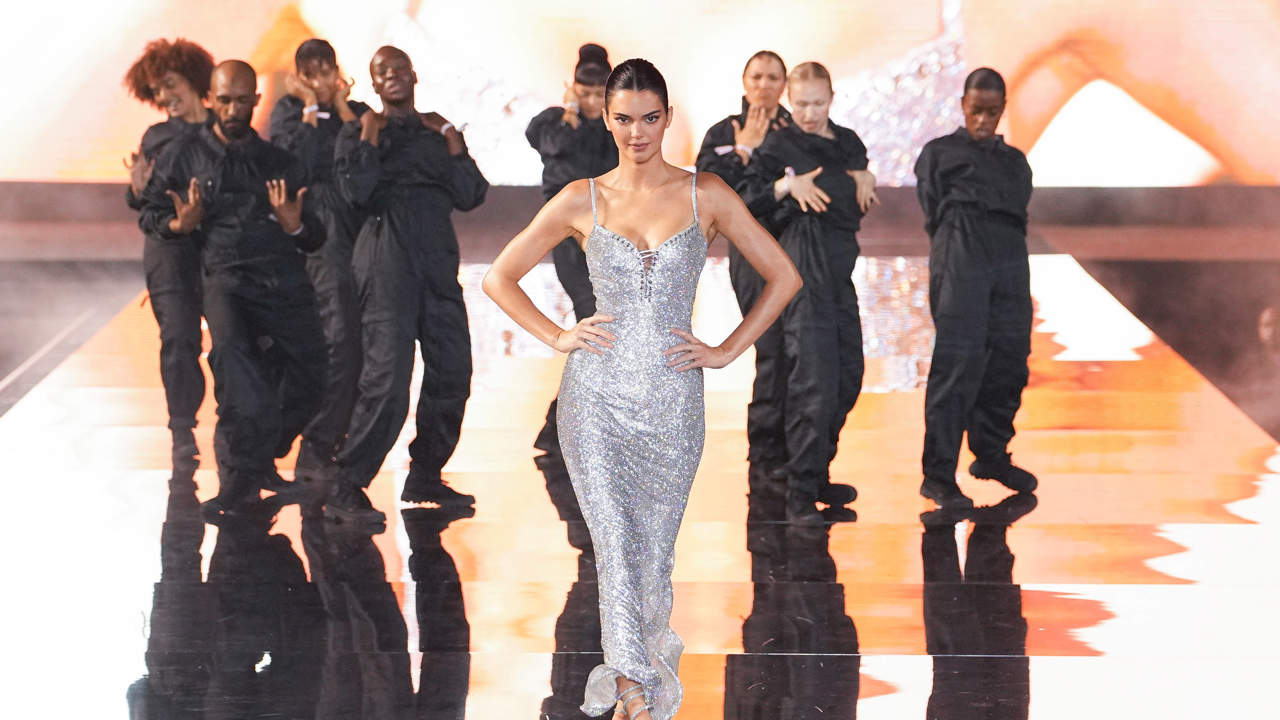 De Kendall Jenner a Eva Longoria: los mejores looks del desfile de L'Oréal en la semana de la moda de París