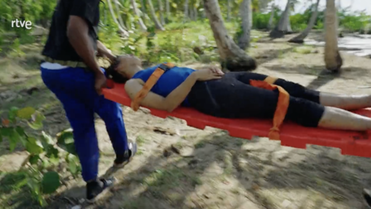 Monumental susto en 'El Conquistador': el equipo médico interviene por el desmayo repentino de una concursante