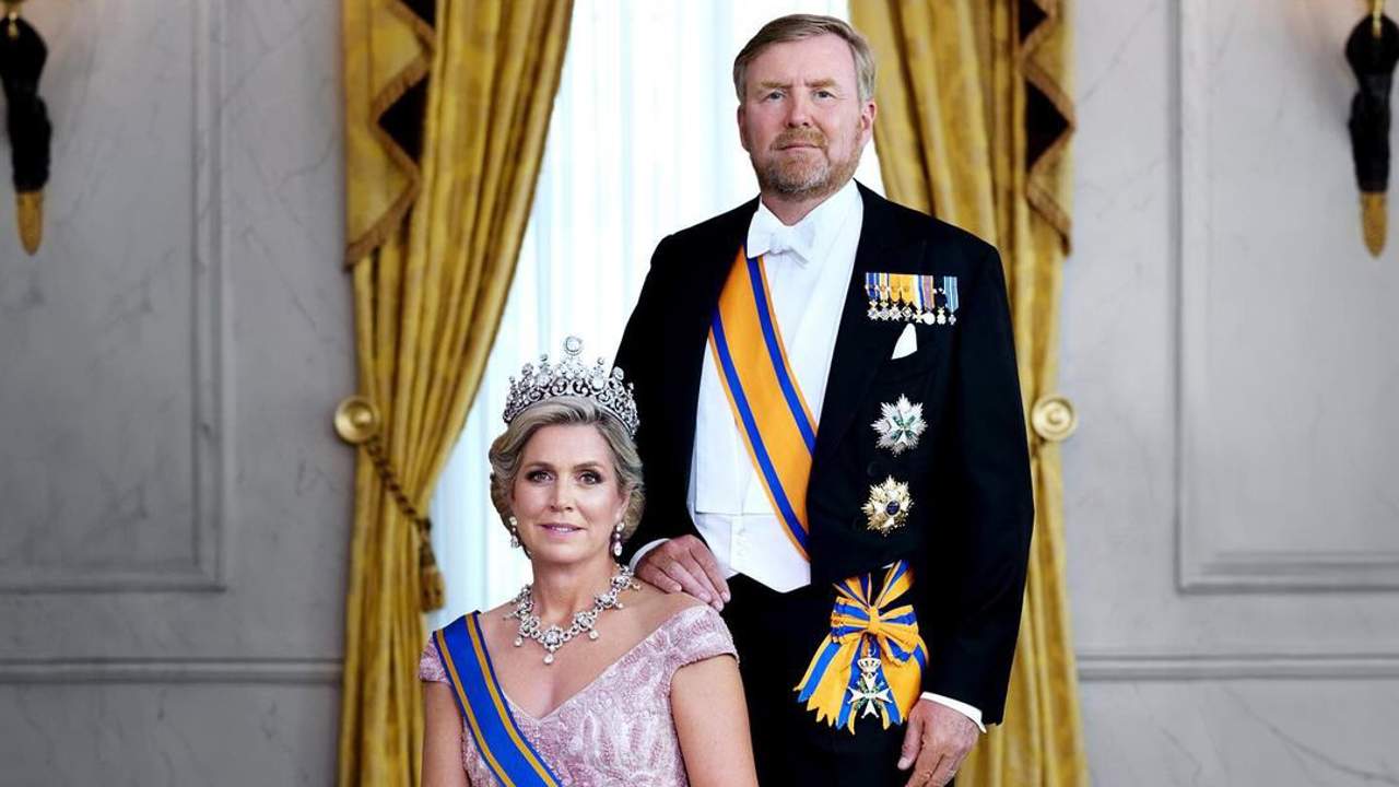 Joyas de incalculable valor y un vestido majestuoso: Las imágenes del nuevo retrato oficial de Máxima y Guillermo de Holanda por su décimo aniversario en el trono