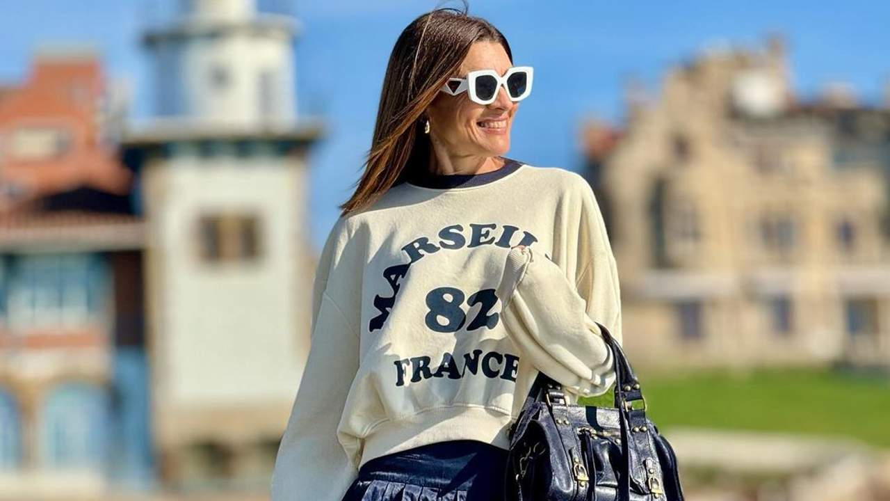 Falda midi de Zara y zapatillas pastel: el mix preferido de las influencers de 50 para triunfar en primavera