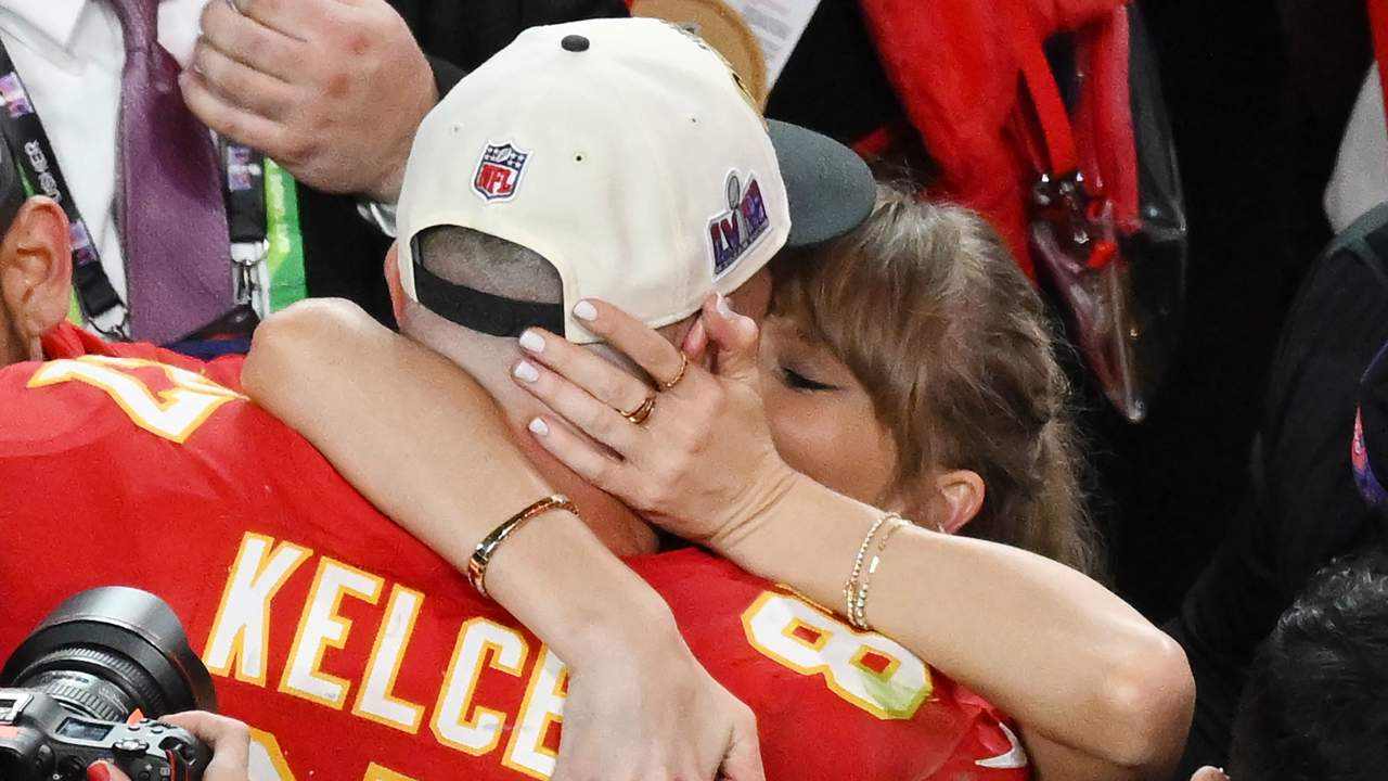 Taylor Swift se come a besos a su novio Travis Kelce en la Super Bowl