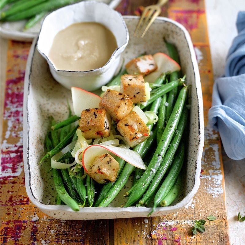 Ensalada de judías verdes con tofu, manzana y puerro