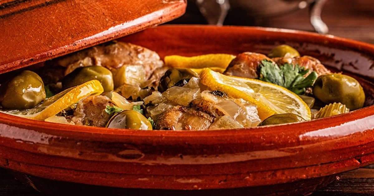 Tajine de pollo, estofado marroquí tradicional, sabroso y saludable