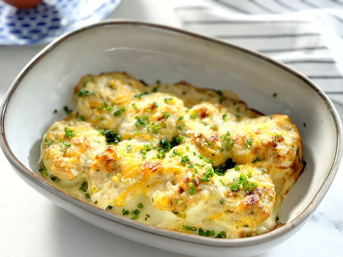 Huevos rellenos gratinados con bechamel